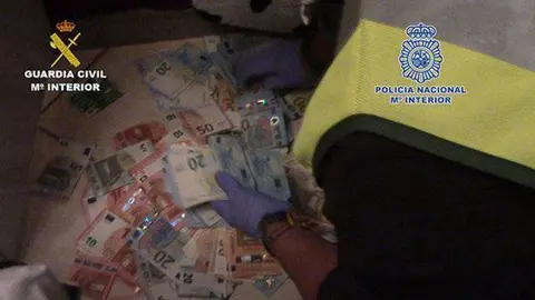 Un agente cuenta dinero intevenido a la organizaci&oacute;n (MINISTERIO DEL INTERIOR)