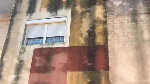 Estado de la fachada de uno de los edificios de Loma Colmenar (CEDIDA)