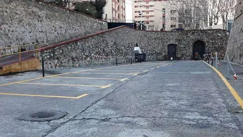 Zona de aparcamiento habilitada en las Murallas Reales (CEDIDA)