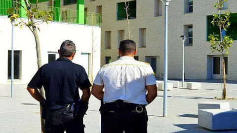 Un vigilante de seguridad junto a un Polic&iacute;a Nacional en Loma Colmenar (C.A./ARCHIVO)