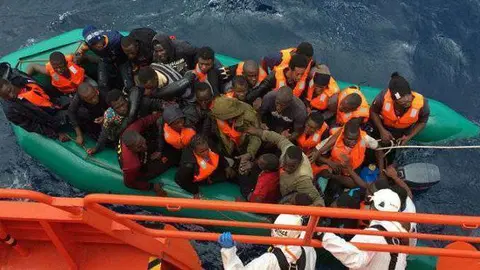 Un grupo de migrantes es asistido por una embarcaci&oacute;n de Salvamento Mar&iacute;timo (C.A.)