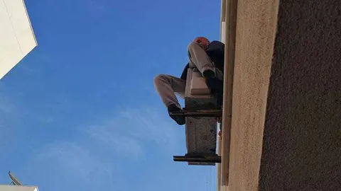 hombre ara&ntilde;a baeza aparato aire acondicioando