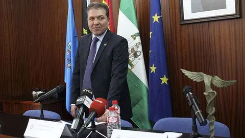El doctor Roviralta, junto a la estatuilla que se conceder&aacute; con el premio "S&aacute;nchez Prado" (C.A.)