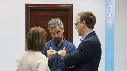 El diputado Juan Bravo (en el cenro) charla con los senadores F&aacute;tima Mohamed y Guillermo Mart&iacute;nez, hoy en la sede del PP (C.A.)