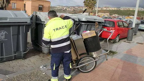 Un trabajador de Trace en plena faena (C.A.)