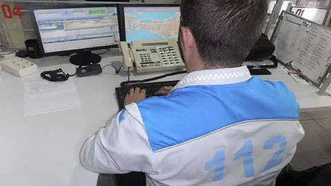 Un trabajador, en la sala del 112 (C.A.)