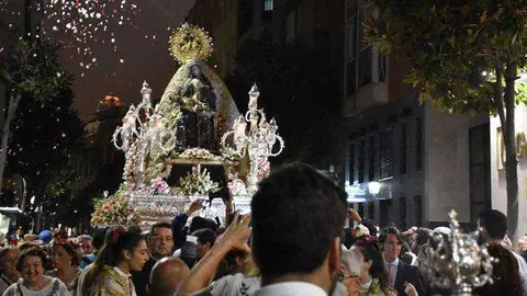 Imagen de la Virgen de &Aacute;frica en procesi&oacute;n (C.A./ARCHIVO)