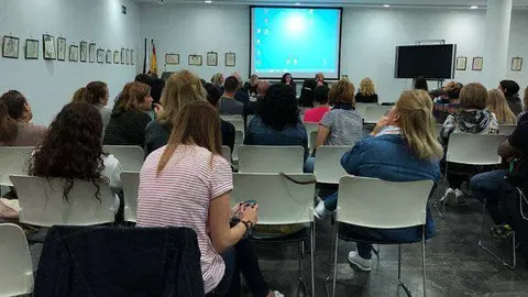 Asamblea de docentes interinos celebrada ayer en la biblioteca "Adolfo Su&aacute;rez" (C.A.)