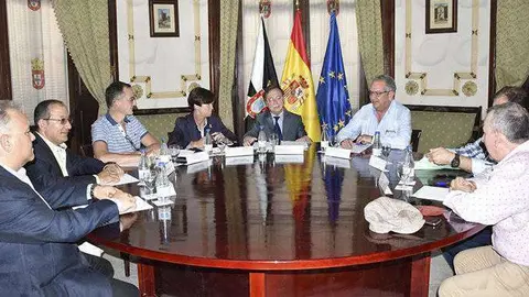 Reuni&oacute;n constitutiva de la Mesa por el Empleo celebrada el 1 de junio de 2016 (C.A./ARCHIVO)