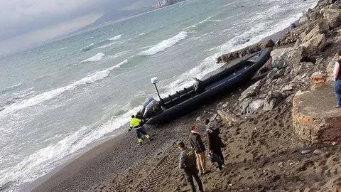 Semirr&iacute;gida abandonada en La Almadraba en enero del pasado a&ntilde;o (C.A./ARCHIVO)