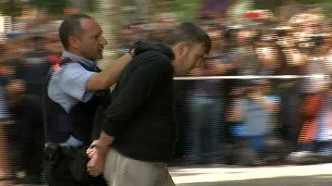 El detenido es conducido por un mosso (E.D.)