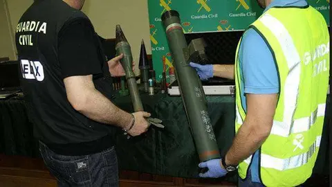 Dos agentes de la Guardia Civil muestran parte del material intervenido (GUARDIA CIVIL)