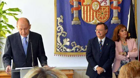 Fern&aacute;ndez Cucurull (izqda.), toma posesi&oacute;n como delegado ante el presidente Vivas y la vicepresidenta S&aacute;ez de Santamar&iacute;a (C.A./ARCHIVO)