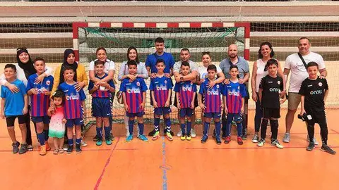 Los benjamines del Puerto Atl&eacute;tico posan con sus familiares (FFCE)