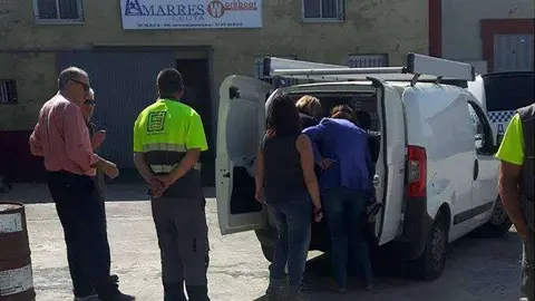 t&eacute;cnicos en el puerto filtraci&oacute;n gas&oacute;leo en la red de suministro