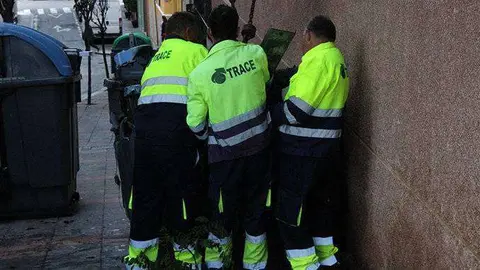 Operarios de Trace retiran un contenedor quemado de la v&iacute;a p&uacute;blica (C.A./ARCHIVO)