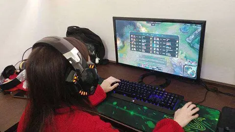 Una ni&ntilde;a juega frente al ordenador (C.A.)