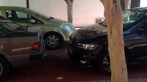 Veh&iacute;culos estacionados sobre la acera en el Poblado Marinero (CEDIDA)