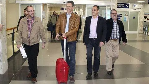 S&aacute;nchez, junto a dirigentes socialistas locales, en la estaci&oacute;n mar&iacute;tima de Ceuta (C.A./ARCHIVO)