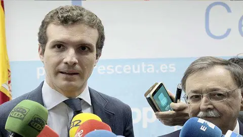 Casado, junto a Juan Vivas, en su &uacute;ltima visita a Ceuta (C.A./ARCHIVO)