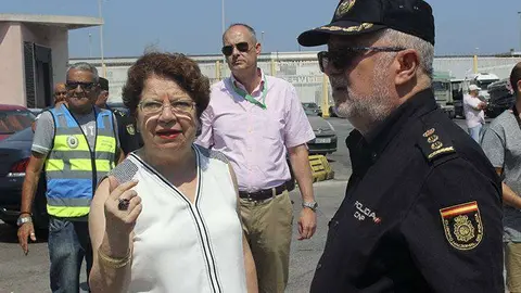 La delegada del Gobierno, Salvadora Mateos, ha visitado esta ma&ntilde;ana los controles policiales en el puerto (C.A.)