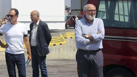 Hern&aacute;ndez, durante la visita ayer de la delegada al control policial de la operaci&oacute;n "Fin de Feria" (C.A.)