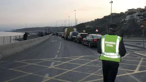 Un agente de la Guardia Civil controla el tr&aacute;fico en la 352 (C.A./ARCHIVO)