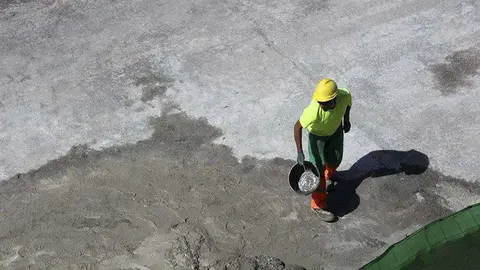 Un pe&oacute;n carga con un capazo en las obras de Gran V&iacute;a (C.A.)