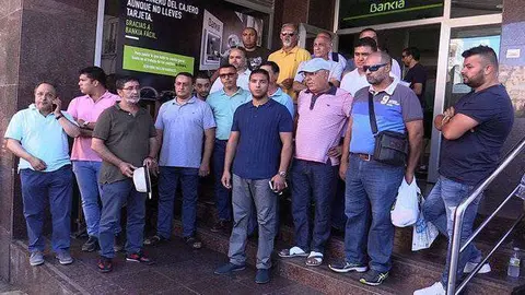 Los empresarios, concentrados este mediod&iacute;a ante la sucursal de Bankia (D.S.)