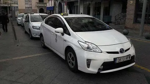 Taxis en la parada de la Plaza de los Reyes (C.A.)