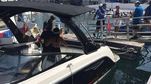 Un agente identifica a una de las embarcaciones atracadas en el puerto deportivo (C.A.)