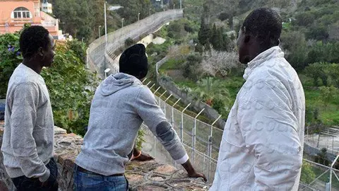 Tres migrantes contemplan la valla desde territorio espa&ntilde;ol (C.A./ARCHIVO)