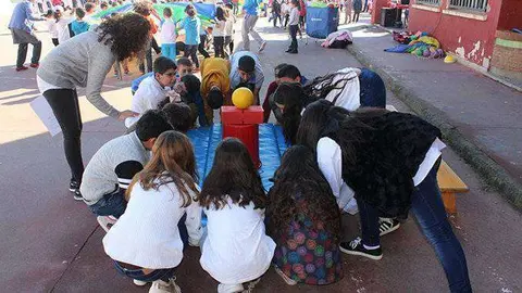 Un grupo de alumnos participa en unas actividades en el colegio Pr&iacute;ncipe Felipe (C.A./ARCHIVO)