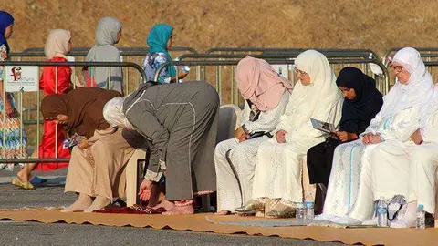 Mujeres durante el rezo de la Pascua del Sacrificio (C.A.)