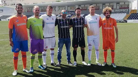 Jugfadores y directivos lucen las nuevas equipaciones, presentadas hoy (CEDIDA)