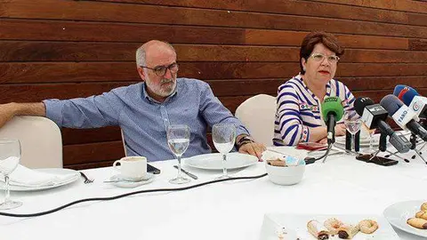 La delegada Mateos junto a su jefe de gabinete, Juan Hern&aacute;ndez, durante una comparecencia ante la prensa (C.A./ARCHIVO)