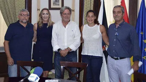 Carreira, en el centro, con responsables del ICD, el C.N. Caballas y la Federaci&oacute;n de P&aacute;del (C..A)