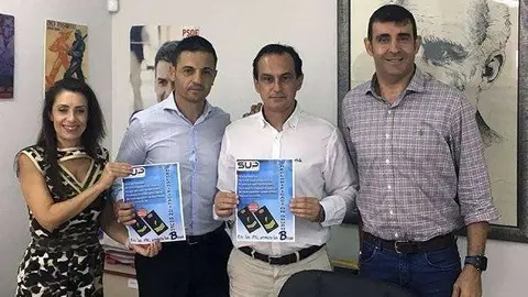 Hern&aacute;ndez, segundo por la derecha, junto a los representantes del SUP (CEDIDA)