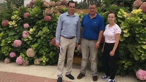 Hern&aacute;ndez, primero por la izquierda, durante una visita a la escuela (CEDIDA)