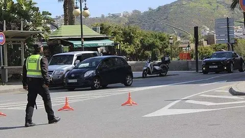 Un polic&iacute;a local, en un control de tr&aacute;fico (C.A.)