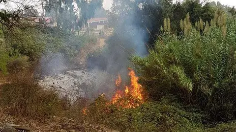 Uno de los conatos de incendio sofocado por los Bomberos en torno al CETI (CEDIDA)