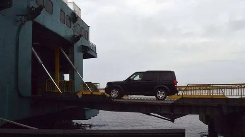 Un veh&iacute;culo embarca en uno de los ferris que cubren la l&iacute;nea del Estrecho (C.A.)