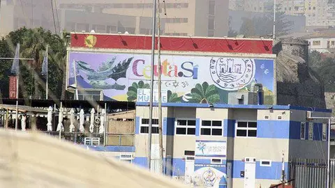 La sede de Servicios Tur&iacute;sticos vista desde elpuerto deportivo  (C.A.)