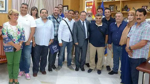 La junta directiva de la FPAV posa junto a Vivas y sus consejeros (CEDIDA)