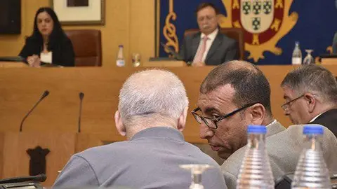 Los diputados de Caballas Juan Luis Ar&oacute;stegui y Mohamed Al&iacute; covnersan durante un pleno de la Asamblea (C.A./ARCHIVO)