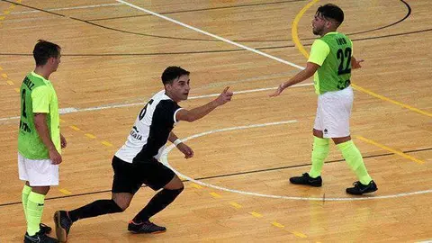 Rub&eacute;n Montes celebra uno de los cuatro goles marcados ante la Coine&ntilde;a (CEUTA DEPORTIVA)