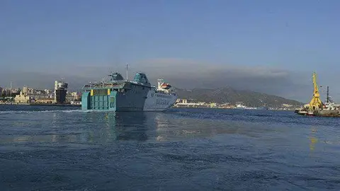 Un ferri llega al puerto de Ceuta (C.A.)