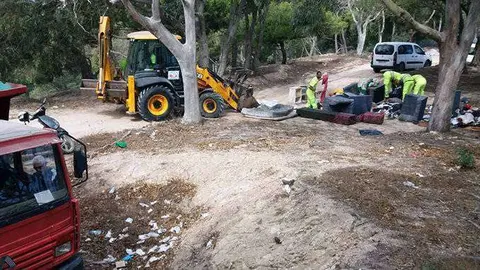 Operarios Tragsa limpieza monte hacho