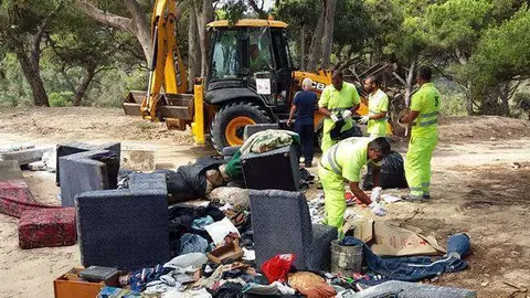 Operarios Tragsa limpieza monte hacho