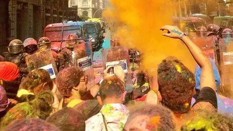 Mossos y manifestantes independentistas (TWITTER ARRAN)